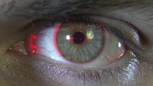 Ojo con holograma rojo