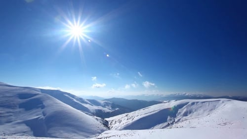 Schneebedeckte Berge und Wolken