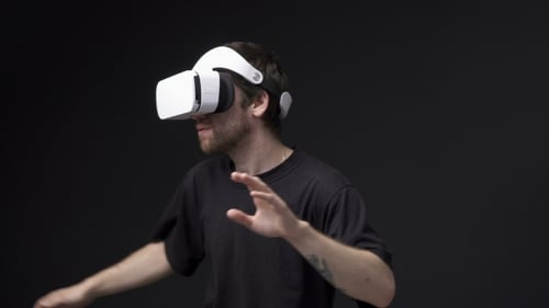 Mann benutzt Virtual-Reality-Headset