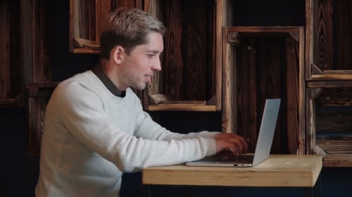 hombre, usar, laptop