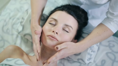 Massage des Gesichts einer Frau