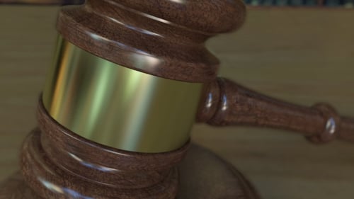 Mazo y bloque del juez con inscripción CLAIM