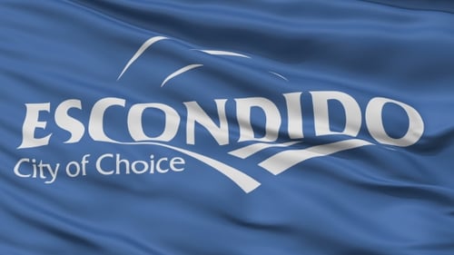 Ondeando la bandera nacional de la ciudad de Escondido, California