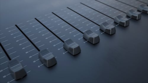 Múltiples faders deslizantes en un panel con inscripción de protección