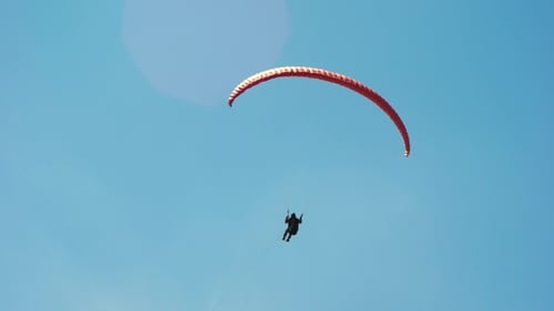Der Gleitschirm im Himmel, fliegt in den Luftströmen. Ein extremes Hobby für wohlhabende Männer.
Moderne