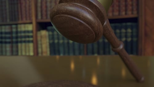 Mazo del juez cayendo y golpeando el bloque con inscripción CLAIM