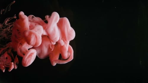 Rote Tinte fiel bei Aufnahmen mit schwarzem Hintergrund in Wasser