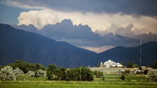 Time-lapse a parcouru la vallée, passant devant le temple, jusqu'aux montagnes et aux nuages
