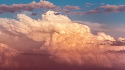Blick mit Sonnenuntergang und bewölktem Himmel