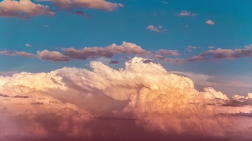 mit Sonnenuntergang bewölktem Himmel
