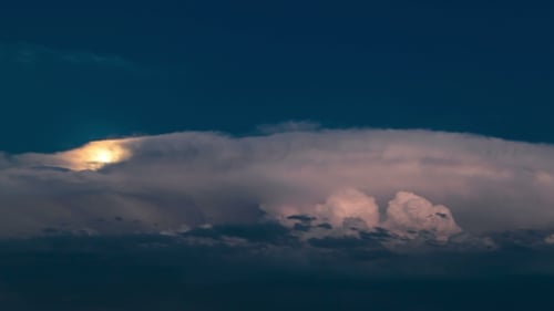 Vollmond in dunkler, stürmischer Nacht mit Wolken, die das Mondlicht überholen