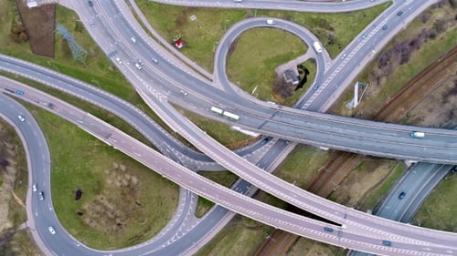Vue aérienne d'une intersection d'autoroute
