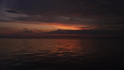 Ruhiges Wasser und strahlender Himmel in einer Sommerdämmerung auf dem Fluss