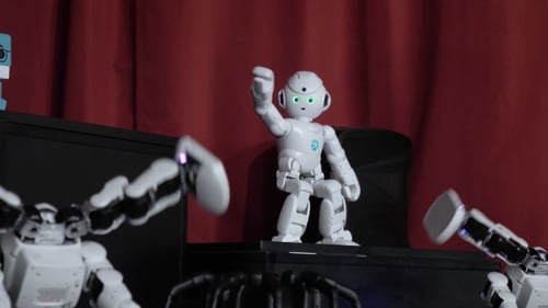 Humanoider Robotertanz. Gruppe süßer Roboter beim Tanzen.