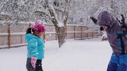 Kinder spielen im Schnee