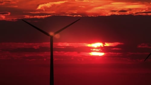 3 Windmühlen vor rotem Sonnenuntergang