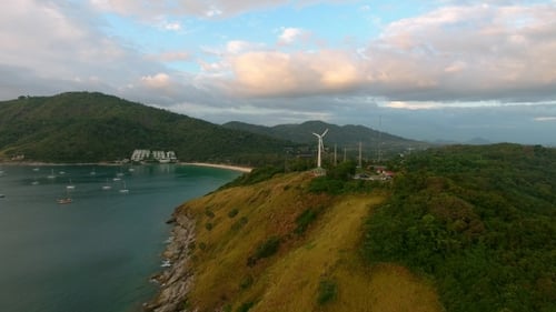 Vista superior de las turbinas de energía eólica cerca del mar