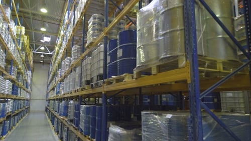 Entrepôt avec rayonnages remplis de marchandises diverses