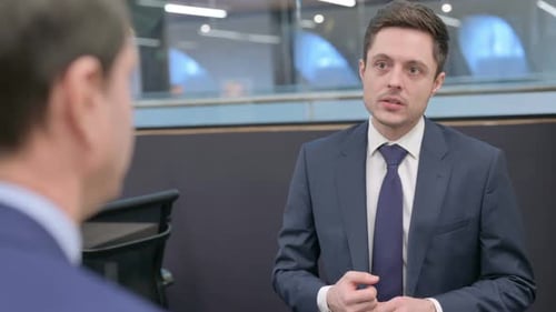 Rückansicht eines Geschäftsmannes im Gespräch mit Kollegen