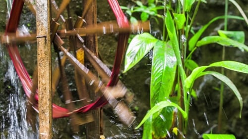 Bambus-Wasserrad zur Bewässerung, bringt Wasser vom Bach zur Plantage. Bambusrad