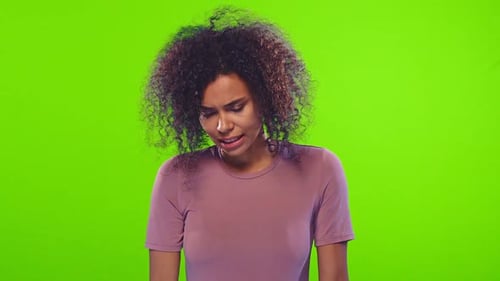 Afrikanerin hält Handfläche auf der Stirn, bedauert, dass auf Chroma Key etwas falsch gemacht wurde