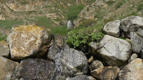 De l'eau propre qui coule des pierres