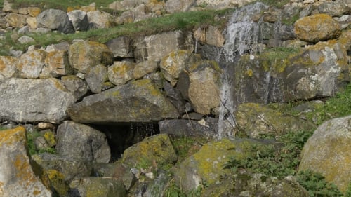 Wasserfall auf Felsen