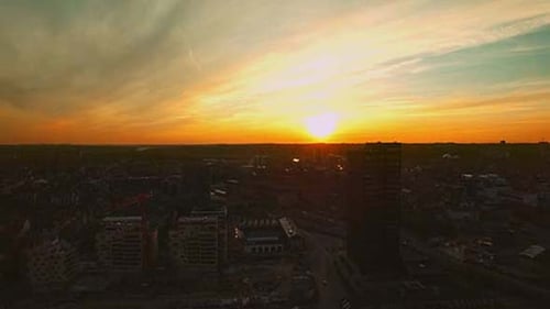 Sonnenuntergang mit bunter Wolke, Aarhus, Dänemark