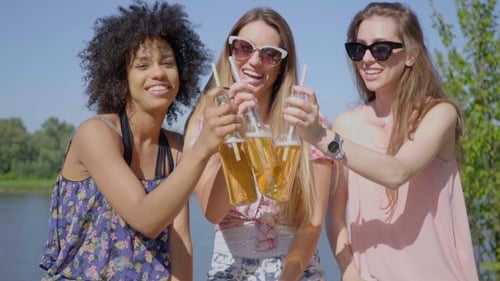 Jeunes femmes qui tintent de la bière