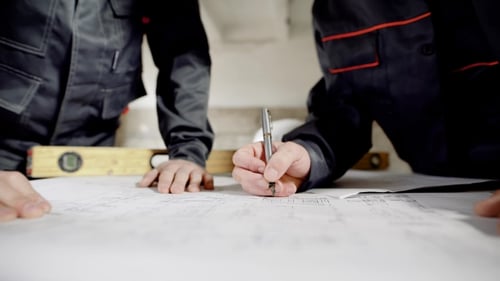 Shooting of at the Builders of the Hands, die Korrekturen an Baupapieren vornehmen, um