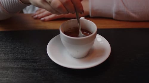 Frisch gebrühter Kaffee auf dem Tisch