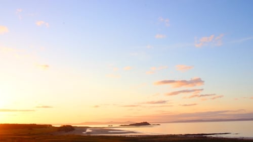 Schottischer Zeitraffer mit Blick auf den Fidra Lighthouse am Fluss Forth in North Berwick