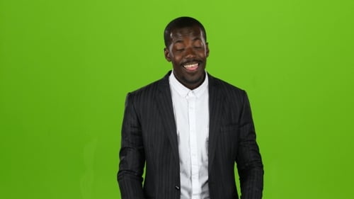 El
afroamericano construye diferentes muecas, tiene buen humor. Pantalla verde