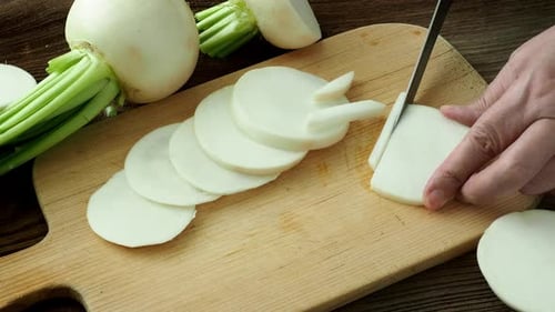 Radis daikon tranché. Savoureux radis japonais rond blanc brut frais.