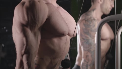 The Bodybuilder Trains His Hands