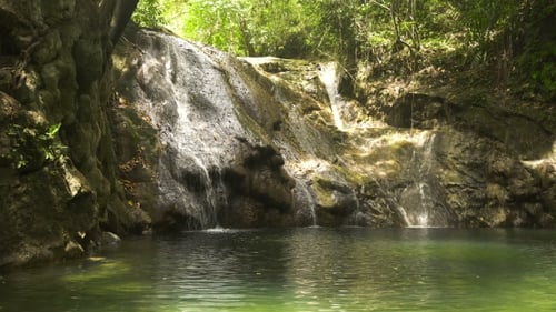 Wunderschöner tropischer Wasserfall