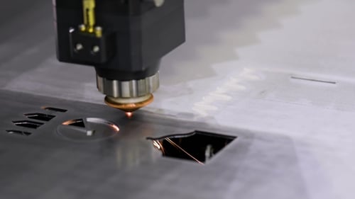 CNC-Laserschneiden von Metall, moderne Industrietechnik.