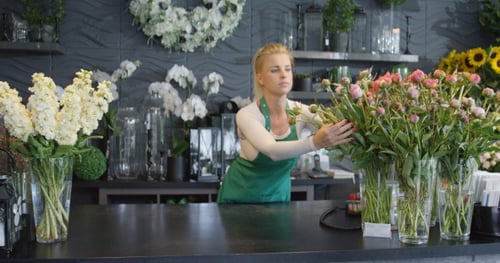 Femme arrangeant des bouquets