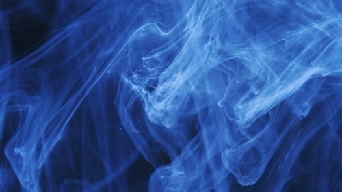 Schuss von Ink Moves. Kosmische Abstraktion einer hellblauen Partikeltinte.