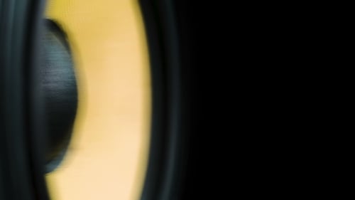 à Moving Subwoofer. Partie haut-parleur. Couleurs noir et jaune de la membrane. Concept de comédie musicale