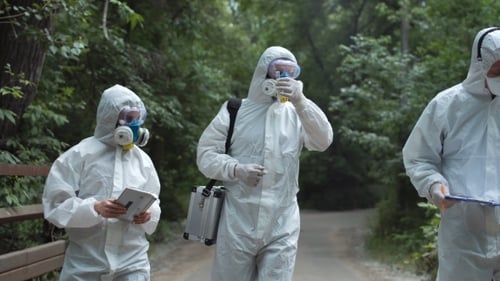 Gruppe von Biologen führt Tests im Freien durch