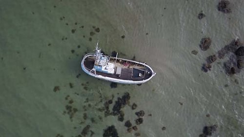 Um barco com vazamento no mar