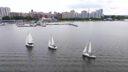 Regatta. Luftaufnahme von Booten auf dem Stadtteich 25