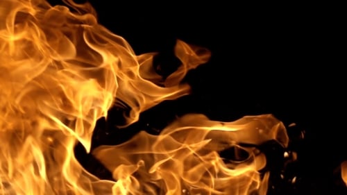 Flammen des Feuers auf schwarzem Hintergrund