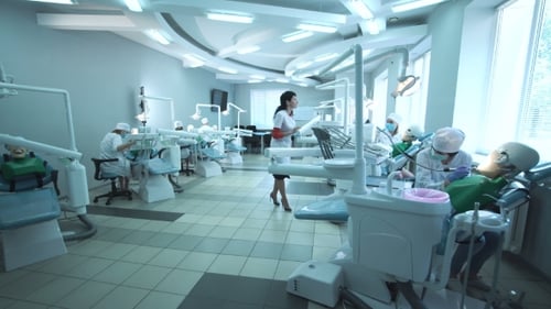 Étudiants pratiquant la dentisterie sur des mannequins médicaux