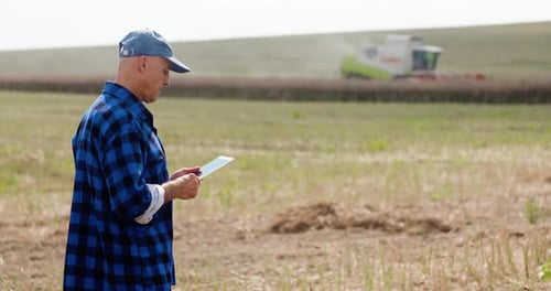 Agricultor agrícola que examina la agricultura moderna