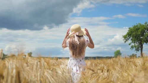 Jeune fille marchant sur un champ d'