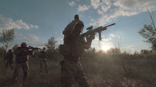Soldats visant le champ de bataille