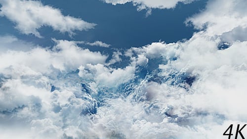 Leuchtend blaue Wolken am Himmel