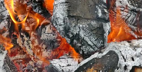 Brennende Holzscheite - Kamin - II